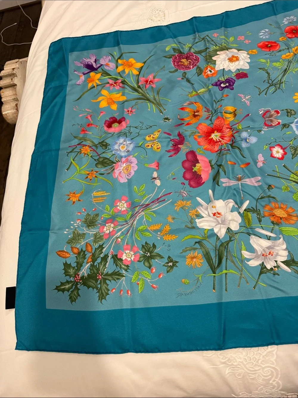 Authentic Gucci Printed silk twill carré Bright Turquoise Silk Floral Scarf